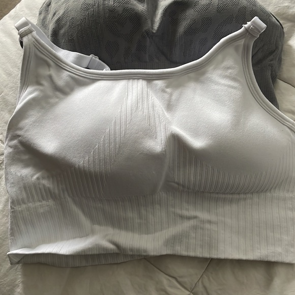 Sports bras - Picture 2 of 5